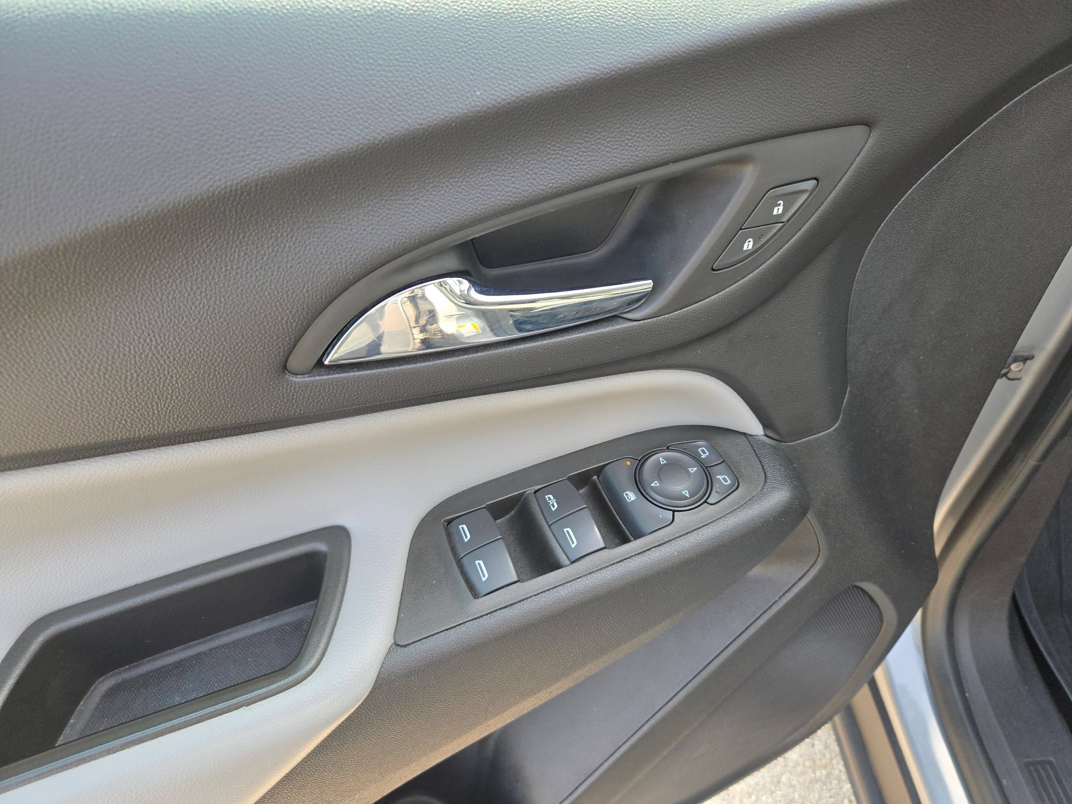 Used 2023 Chevrolet Equinox LS w/ LS Convenience Package FWD image 12