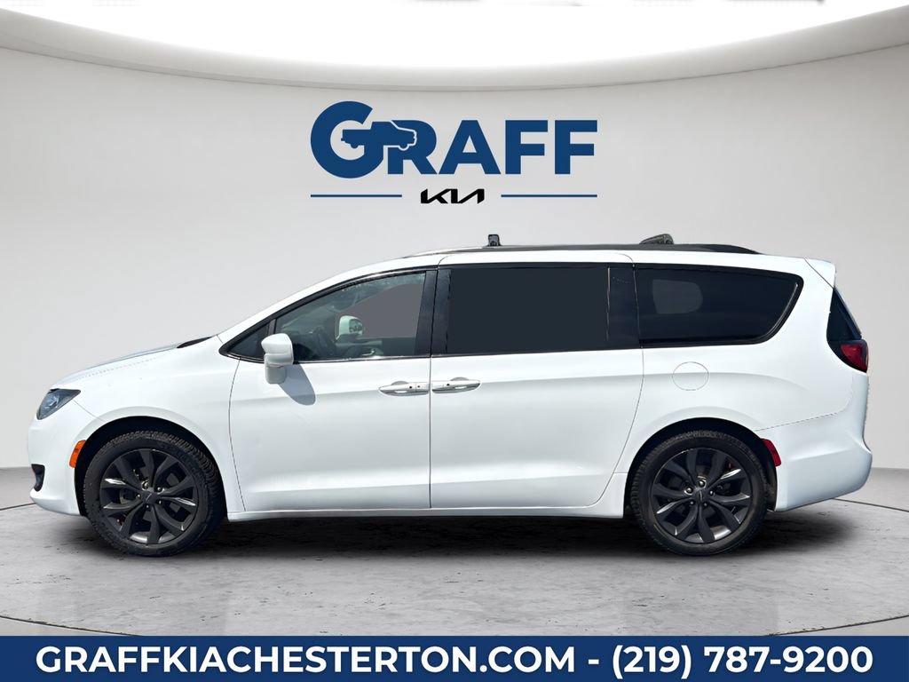 Used 2020 Chrysler Pacifica Touring-L w/ Premium Audio Group FWD image 3