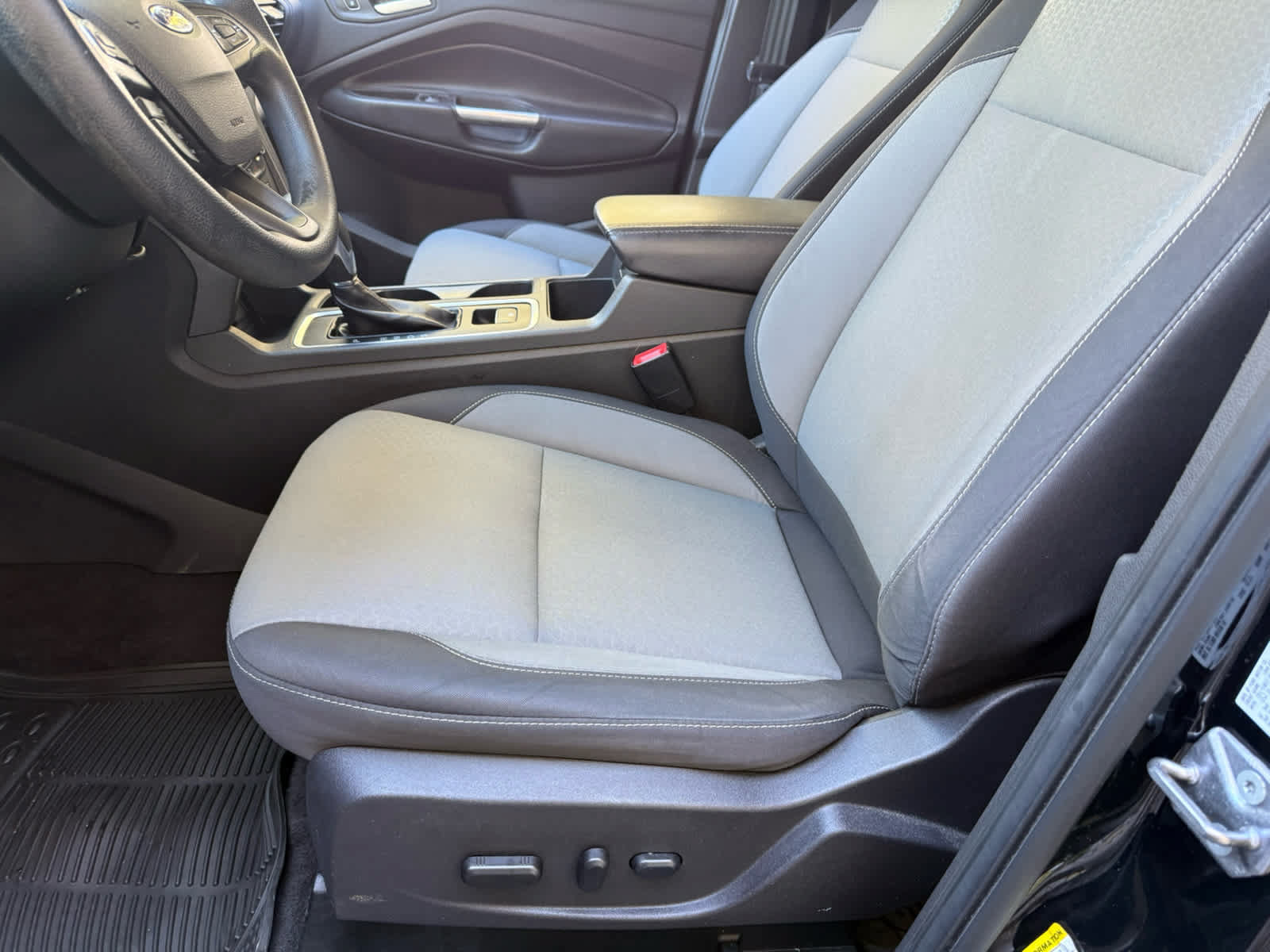 Used 2018 Ford Escape SE w/ SE Sync 3 Package FWD image 4