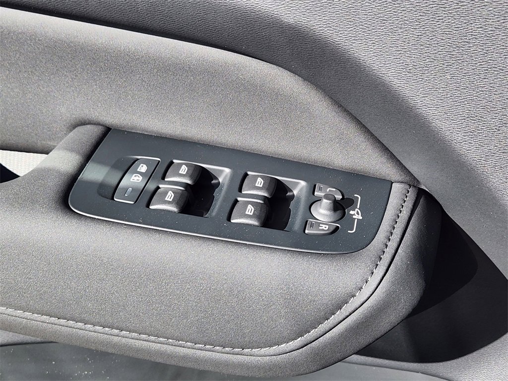 New 2026 Volvo XC60 B5 Plus w/ Climate Package image 4