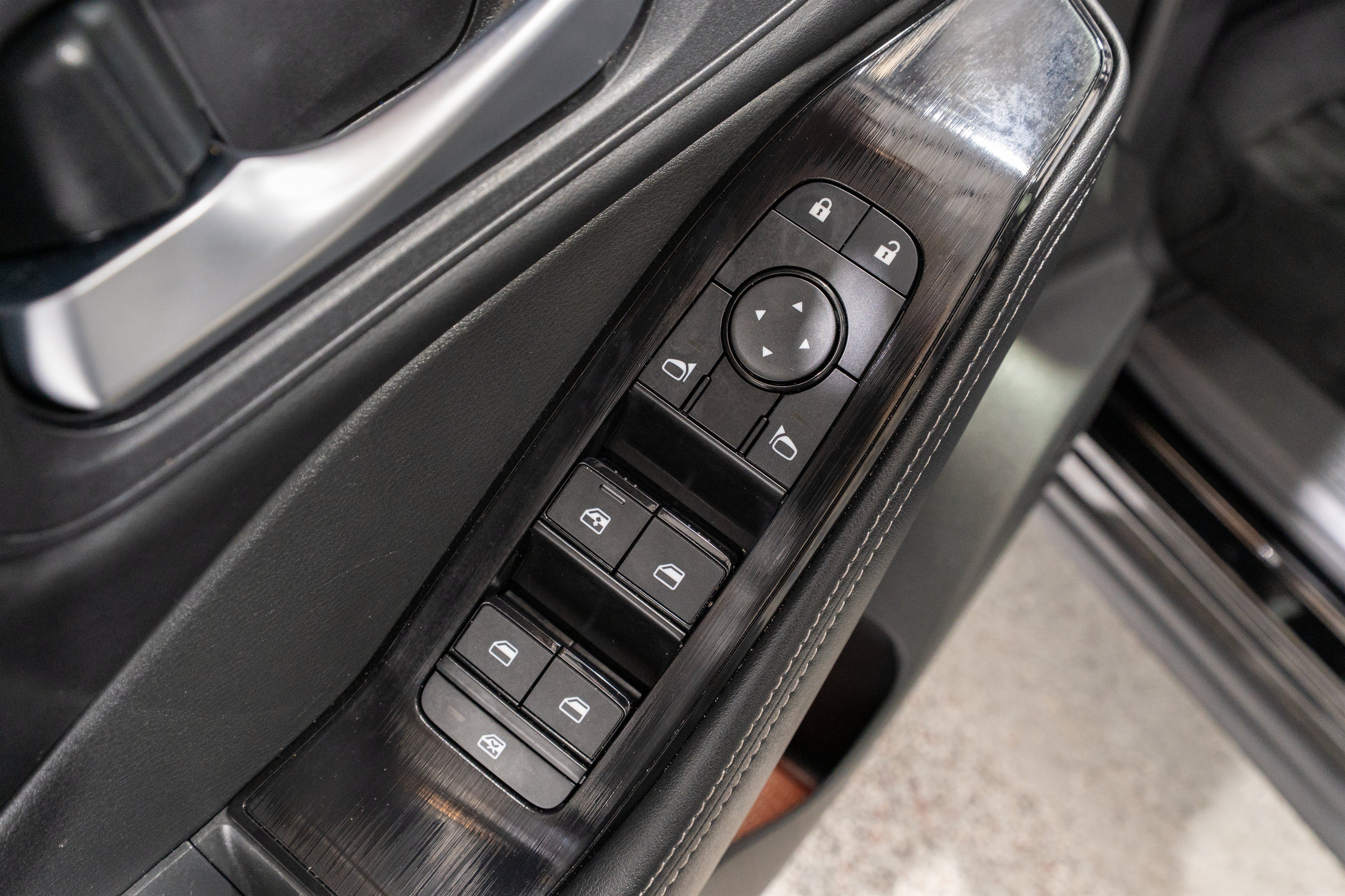 Used 2025 Nissan Rogue SV w/ SV Premium Package FWD image 14