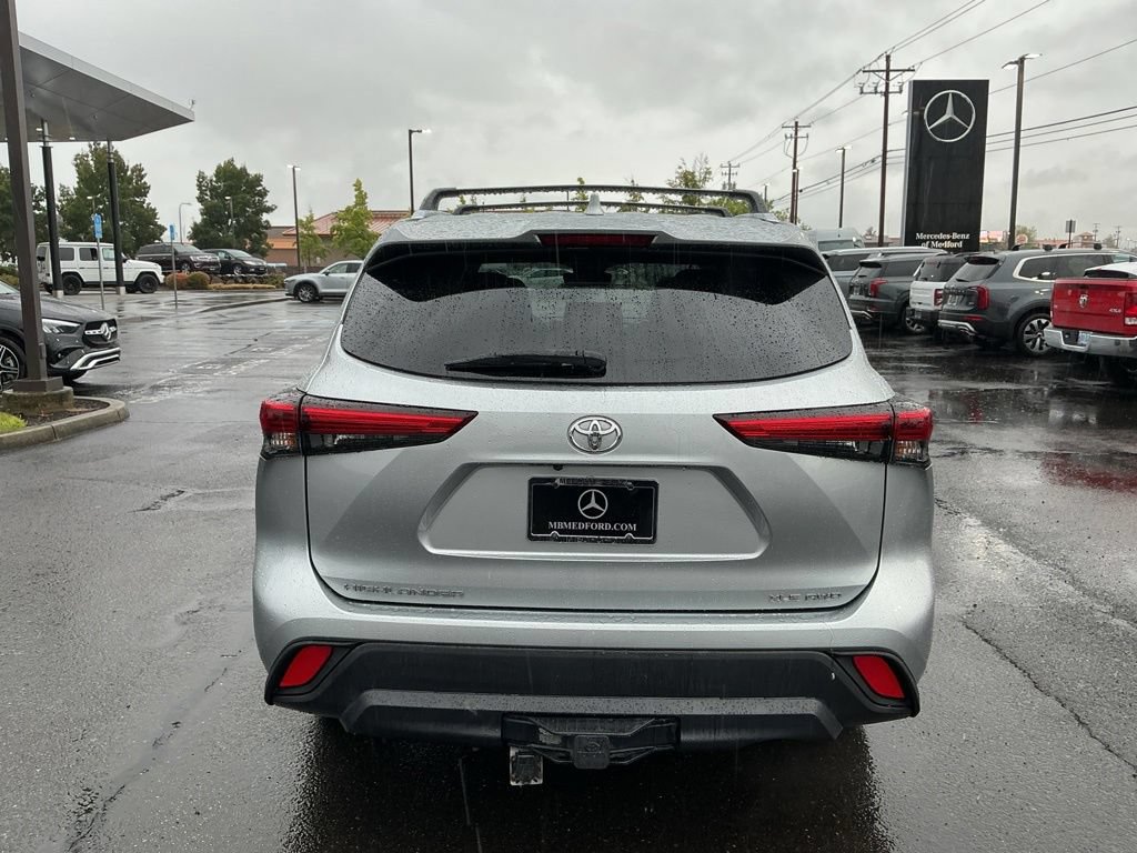 Used 2020 Toyota Highlander XLE AWD/4WD image 9