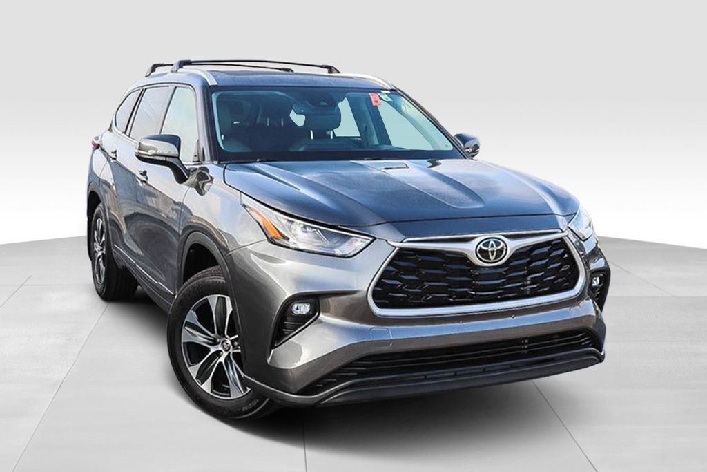 Used 2022 Toyota Highlander XLE FWD video 2