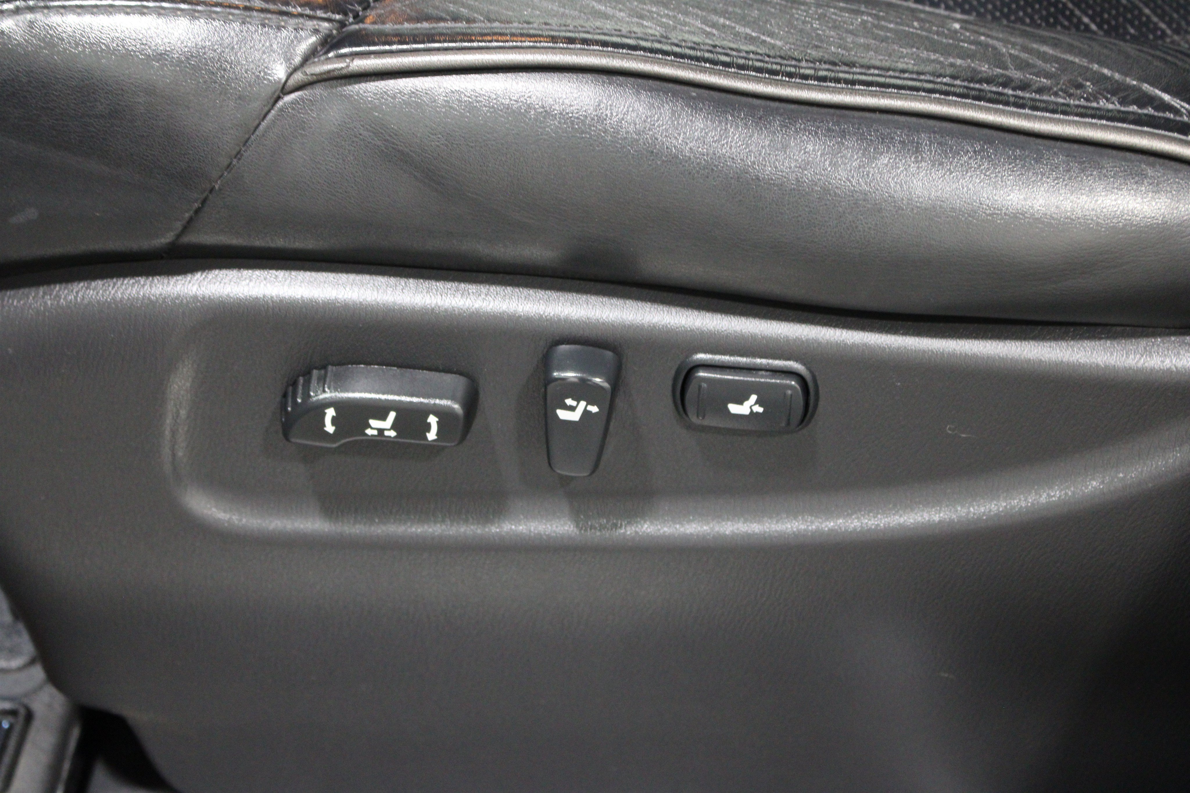 Used 2011 INFINITI QX56 4WD w/ Deluxe Touring Pkg image 5