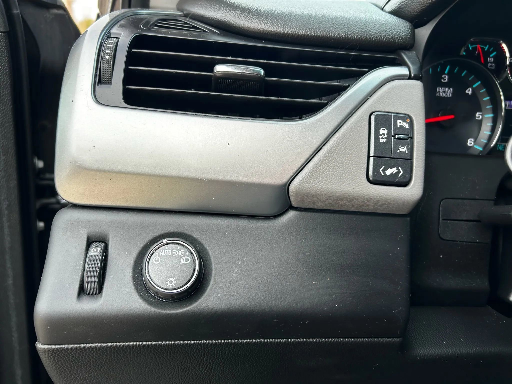 Used 2018 Chevrolet Tahoe LT image 11