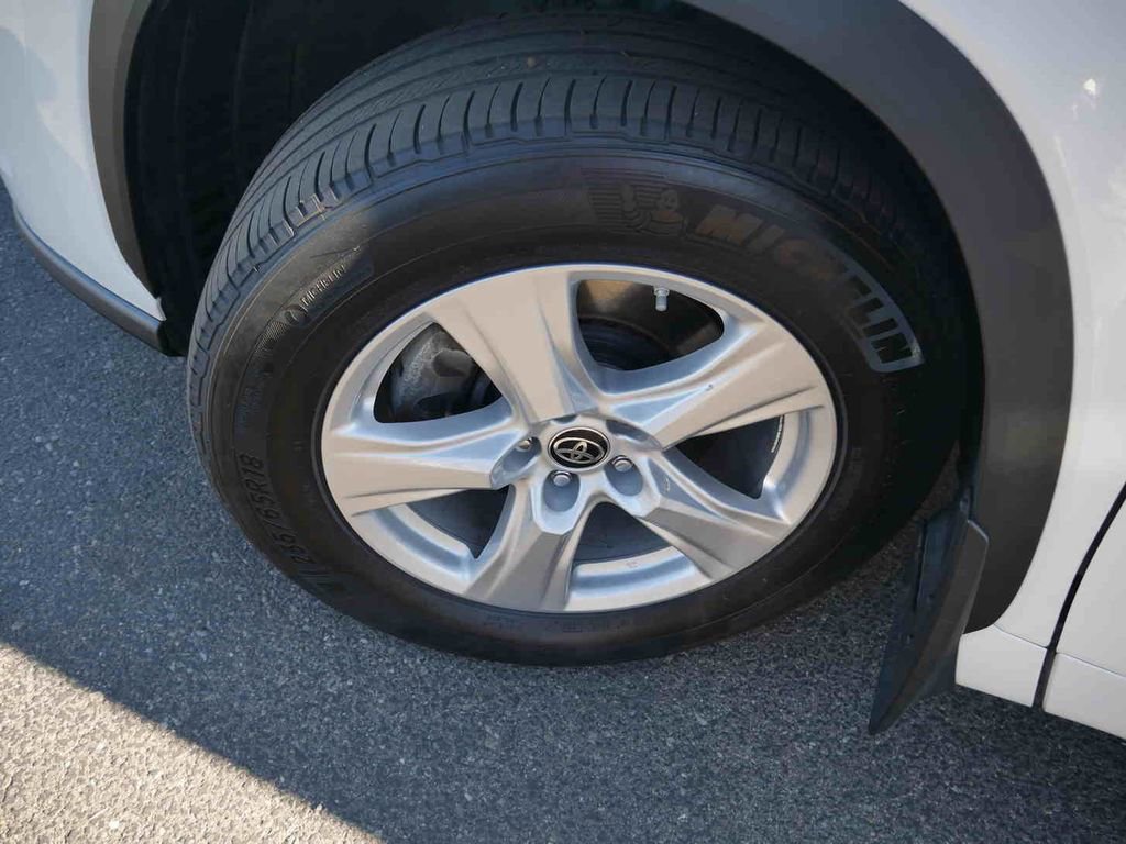 Used 2024 Toyota Highlander LE image 8
