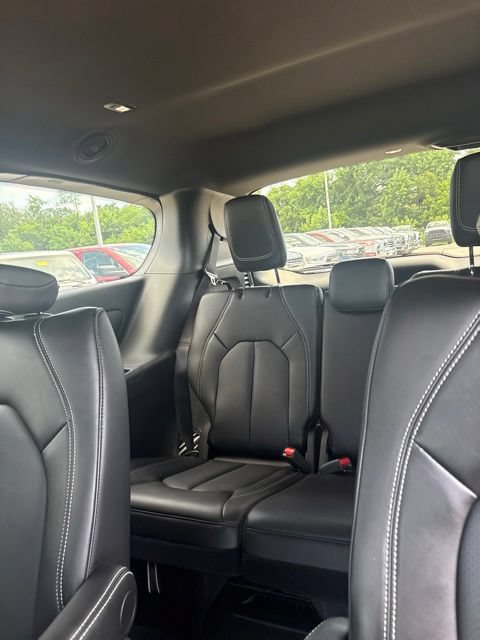 Used 2025 Chrysler Pacifica Select AWD/4WD image 15