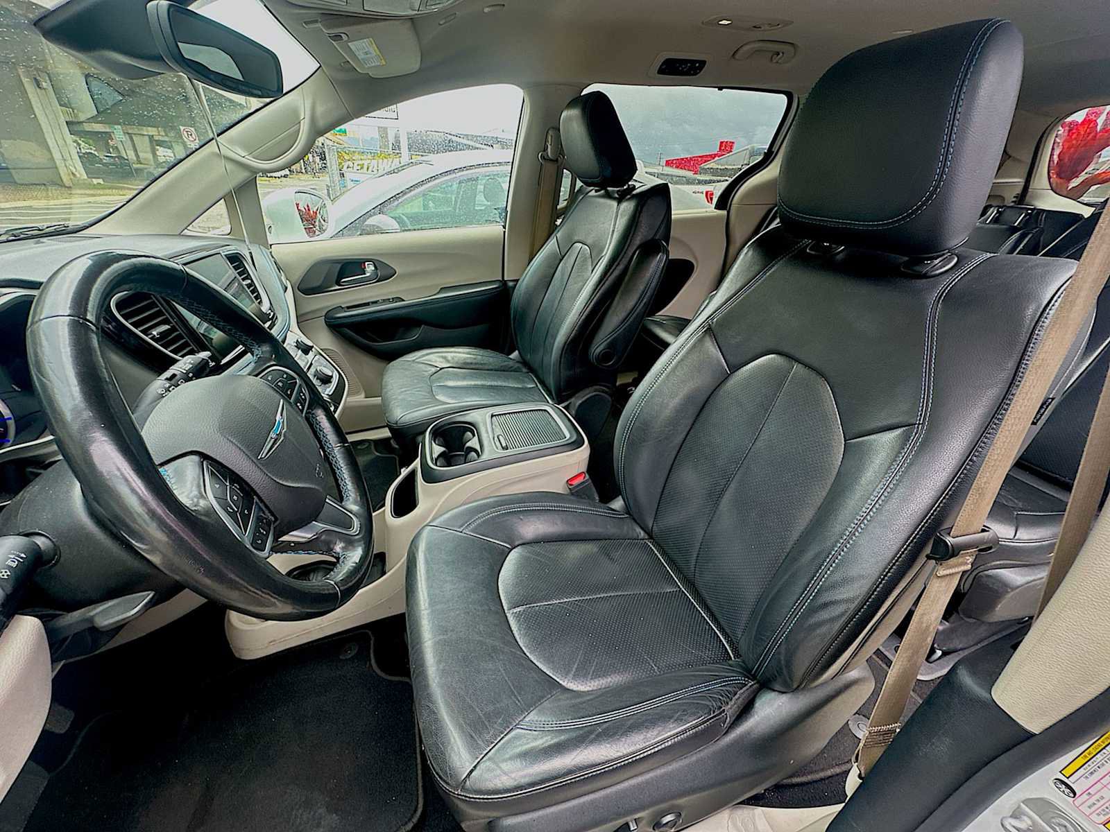 Used 2021 Chrysler Pacifica Touring-L image 7