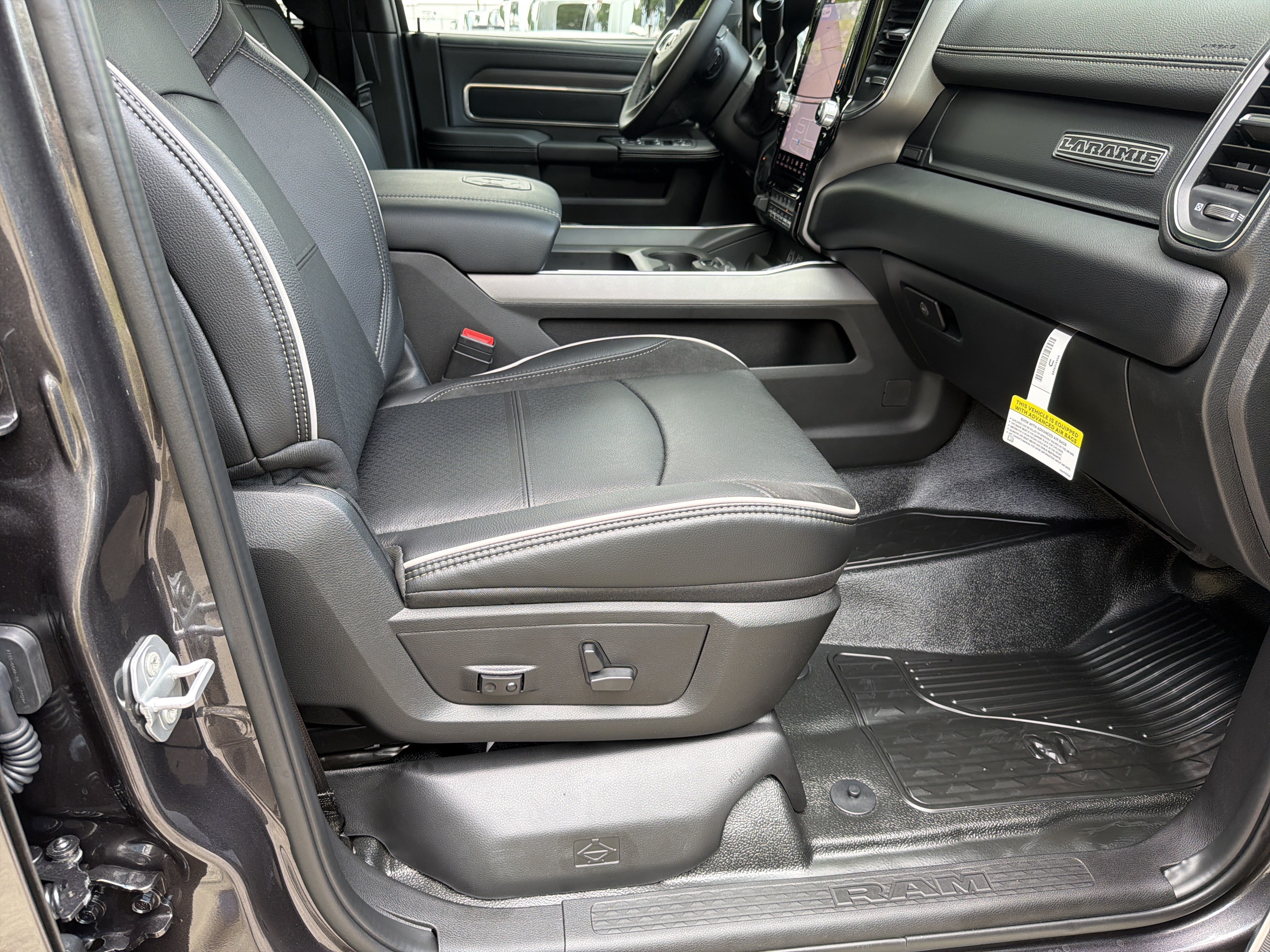 New 2026 RAM 4500 4x4 Crew Cab DRW w/ Laramie Trim Package image 13