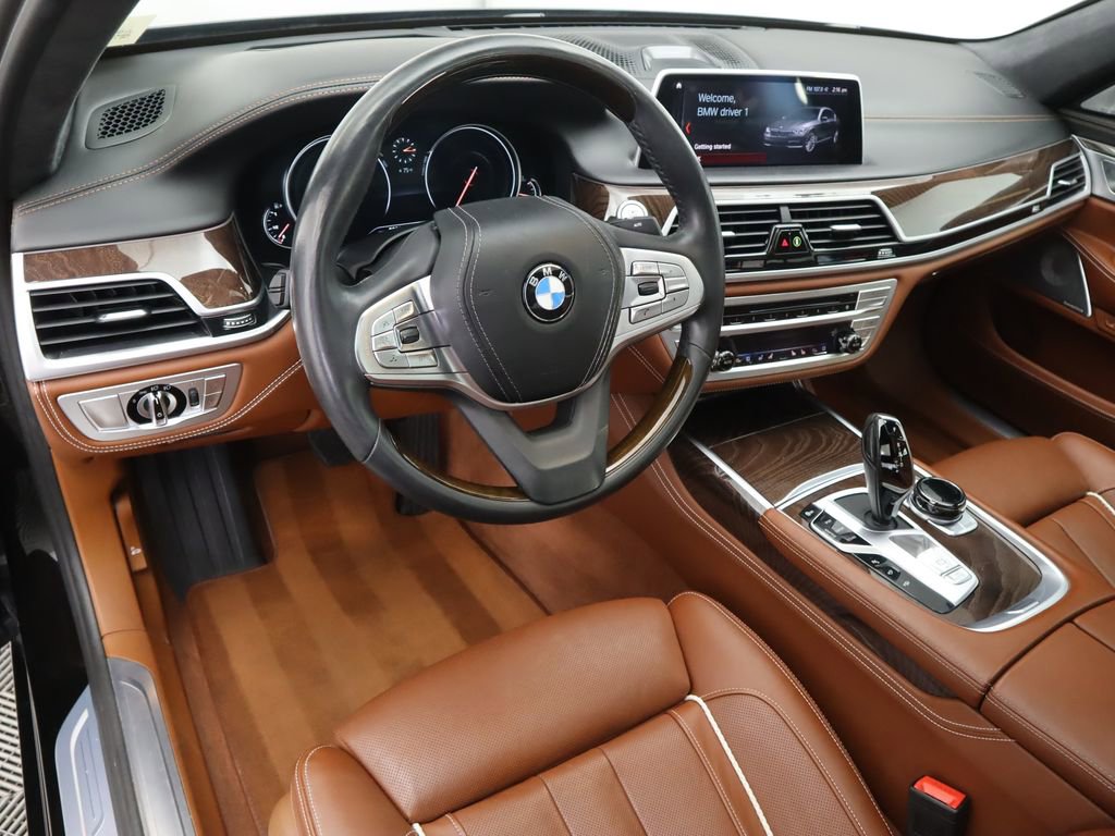 Used 2019 BMW 750i w/ Executive Package image 9
