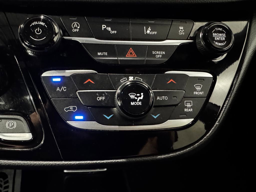 Used 2025 Chrysler Pacifica Select FWD image 34