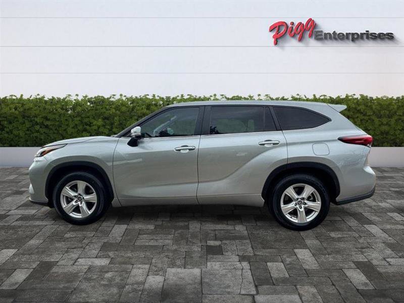 Used 2023 Toyota Highlander LE FWD image 3