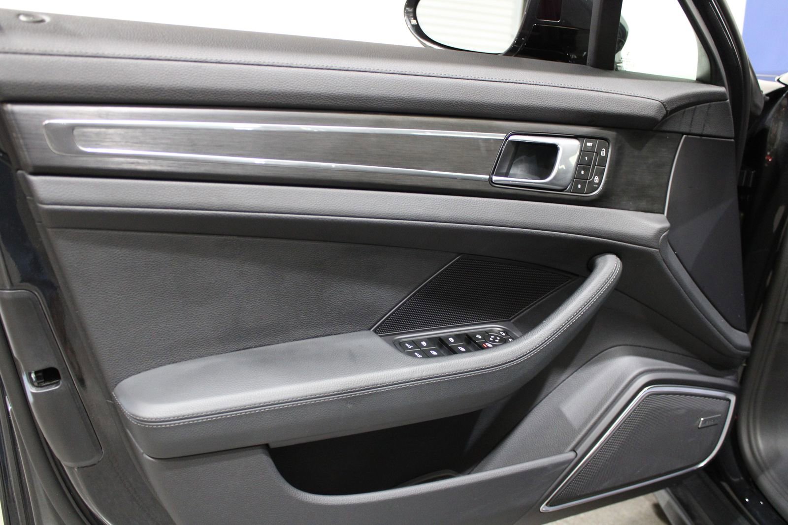 Used 2023 Porsche Panamera Platinum Edition image 32