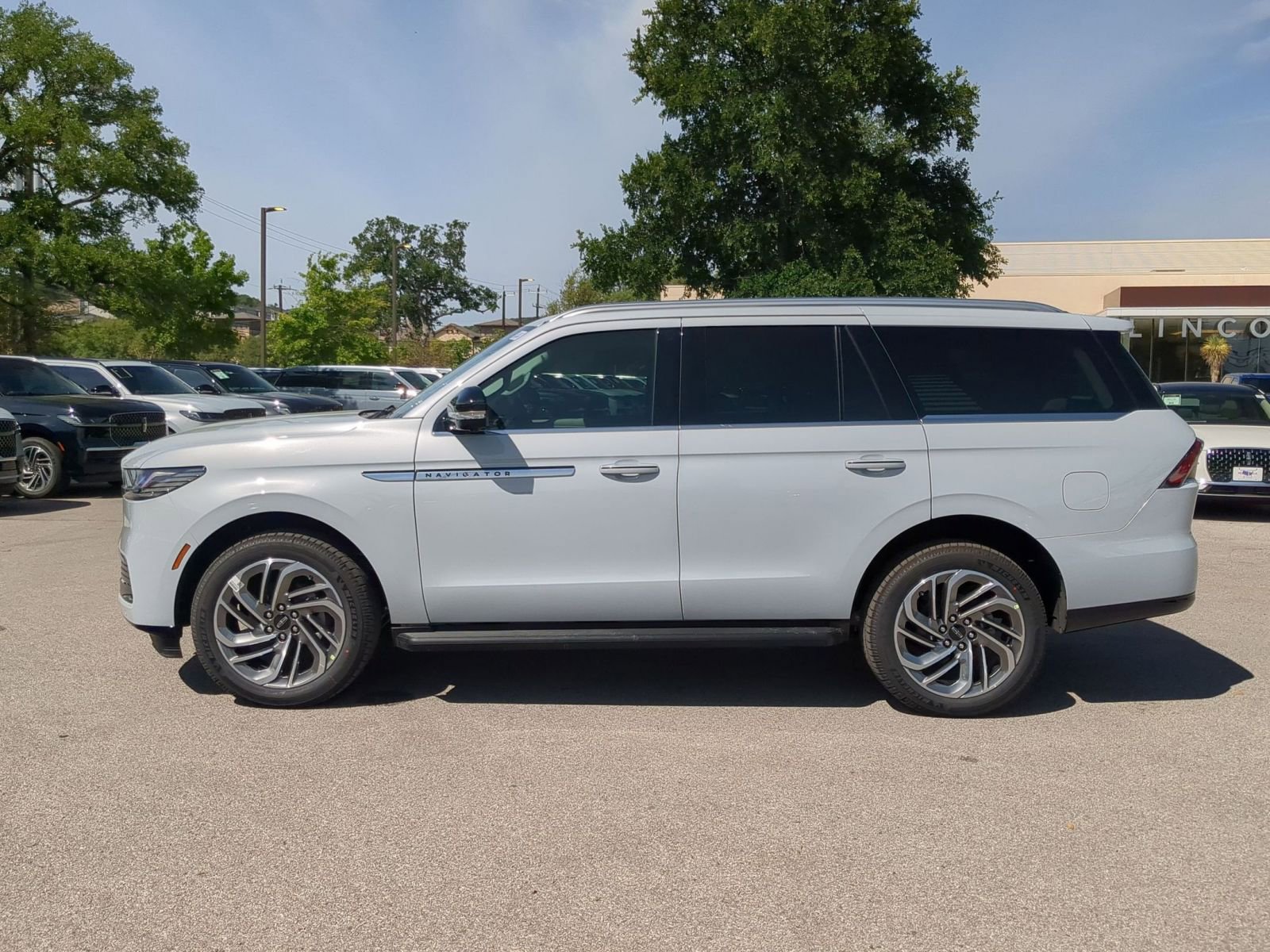 New 2026 Lincoln Navigator Premier AWD/4WD image 6