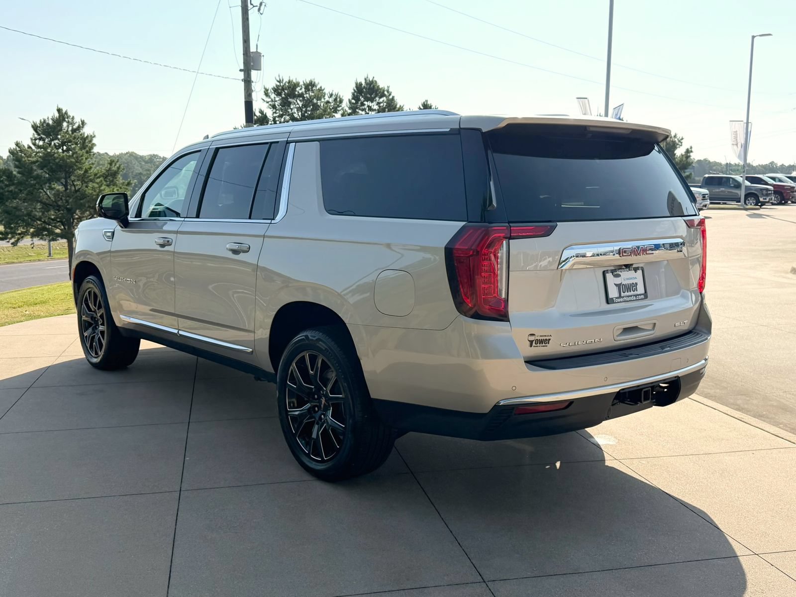 Used 2023 GMC Yukon XL SLT w/ SLT Luxury Package RWD image 4