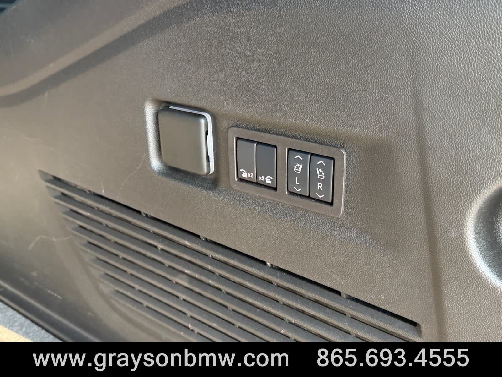 Used 2024 GMC Yukon XL Denali Ultimate AWD/4WD image 22