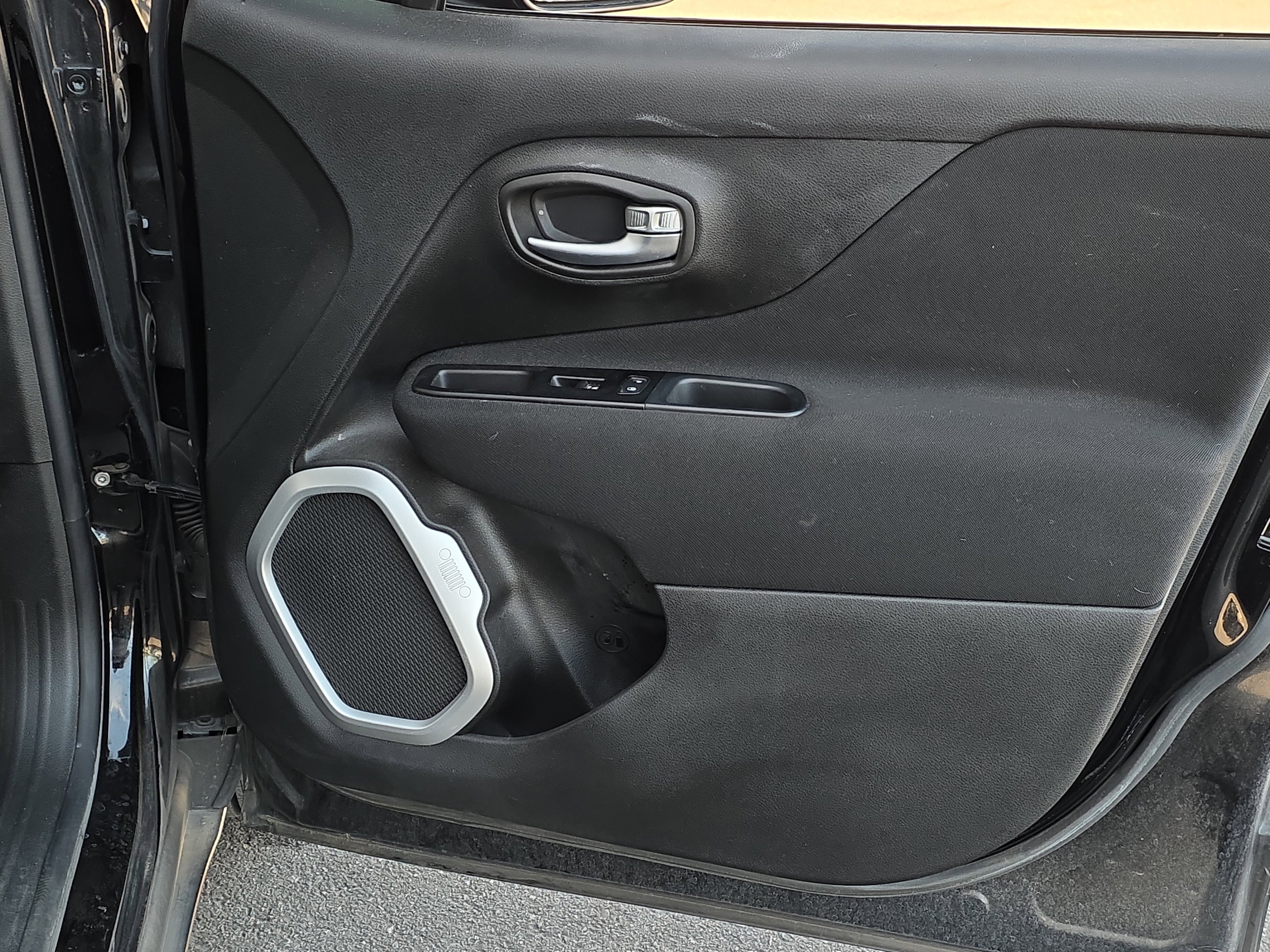 Used 2019 Jeep Renegade Latitude image 28