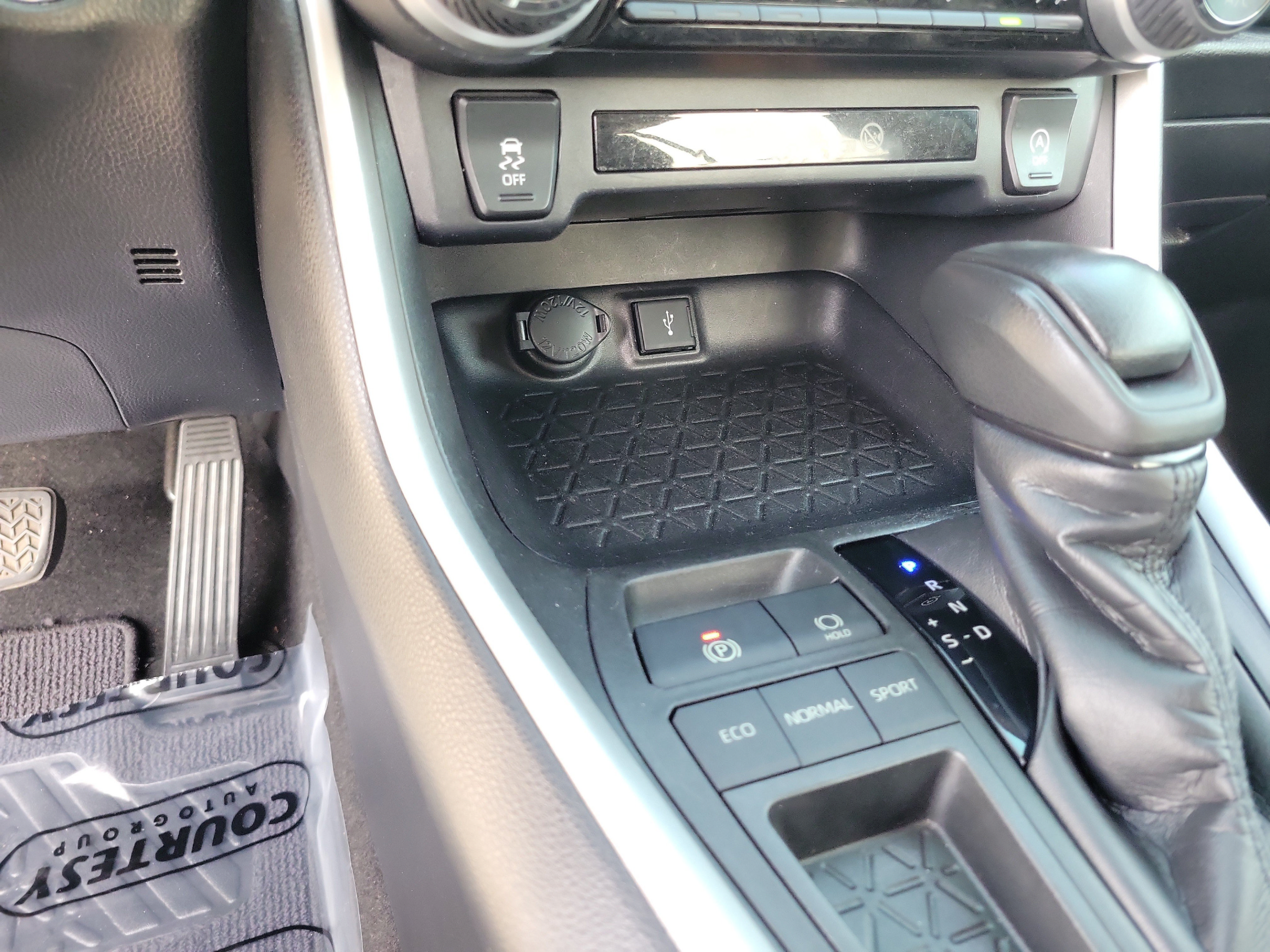 Used 2020 Toyota RAV4 XLE w/ Convenience Package FWD image 20