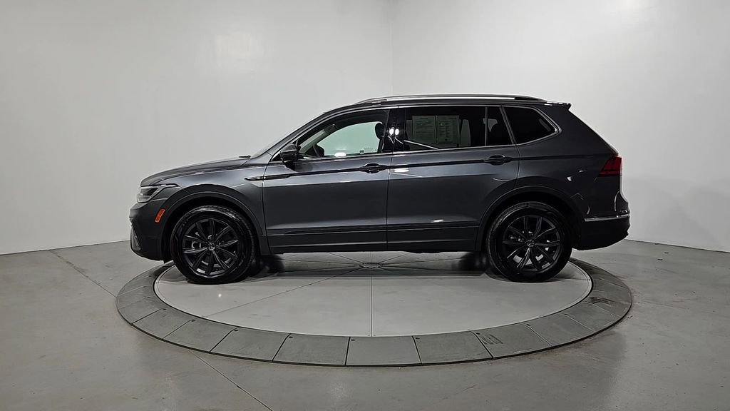 Certified 2024 Volkswagen Tiguan SE w/ Panoramic Sunroof Package image 2