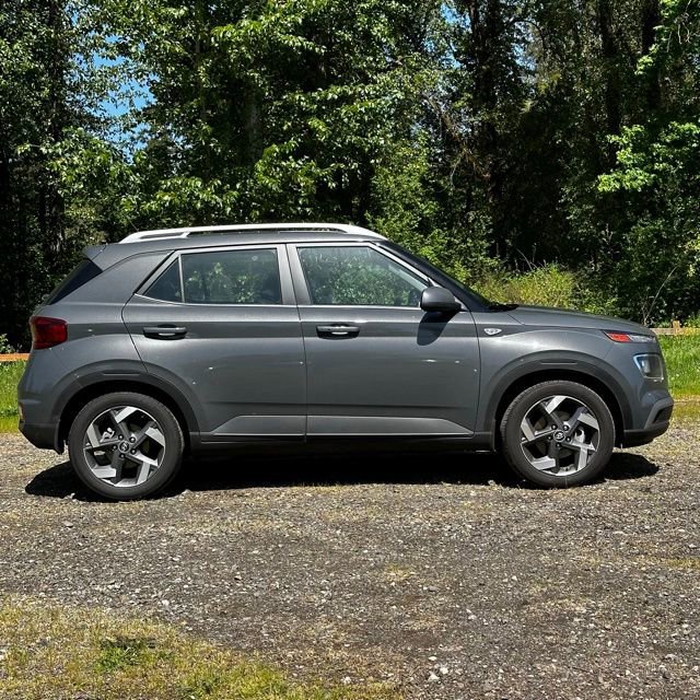 Certified 2025 Hyundai Venue SEL FWD image 3