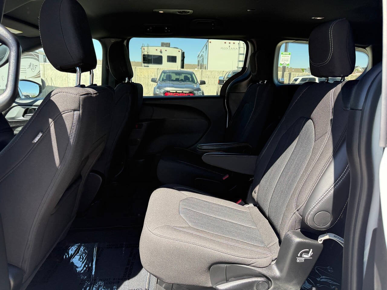 Used 2024 Chrysler Pacifica Touring FWD image 16
