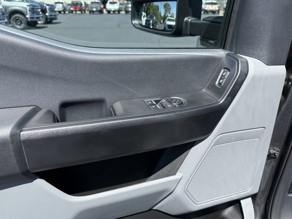 New 2025 Ford F350 4x4 Regular Cab DRW Super Duty image 3