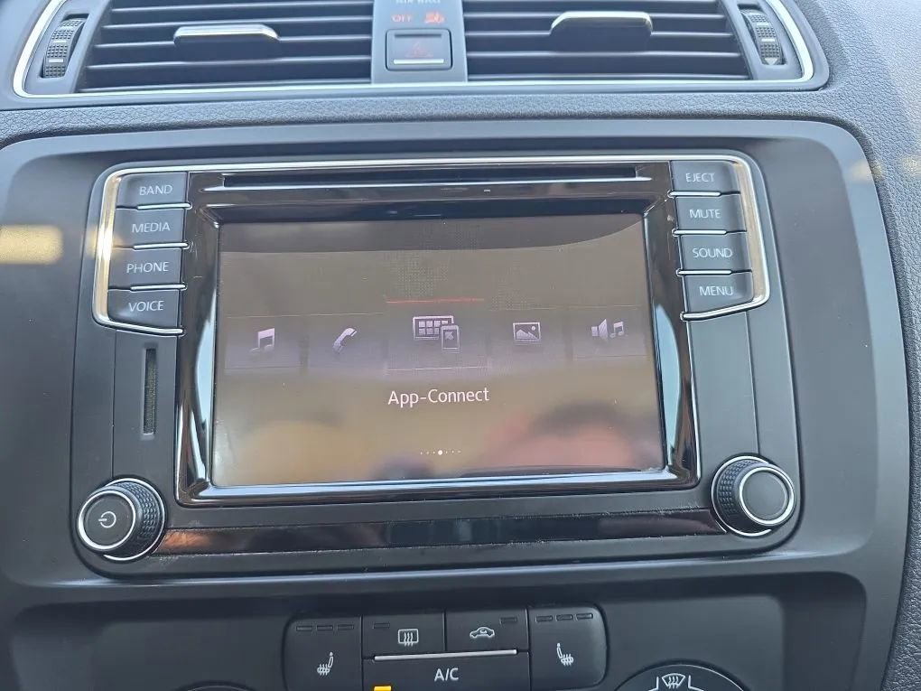 Used 2017 Volkswagen Jetta SE image 29