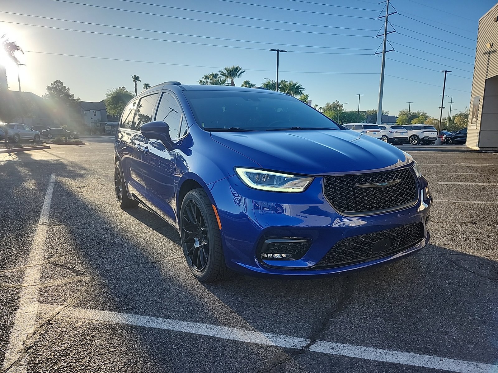 Used 2021 Chrysler Pacifica Limited w/ Uconnect Theater Family Group FWD image 3