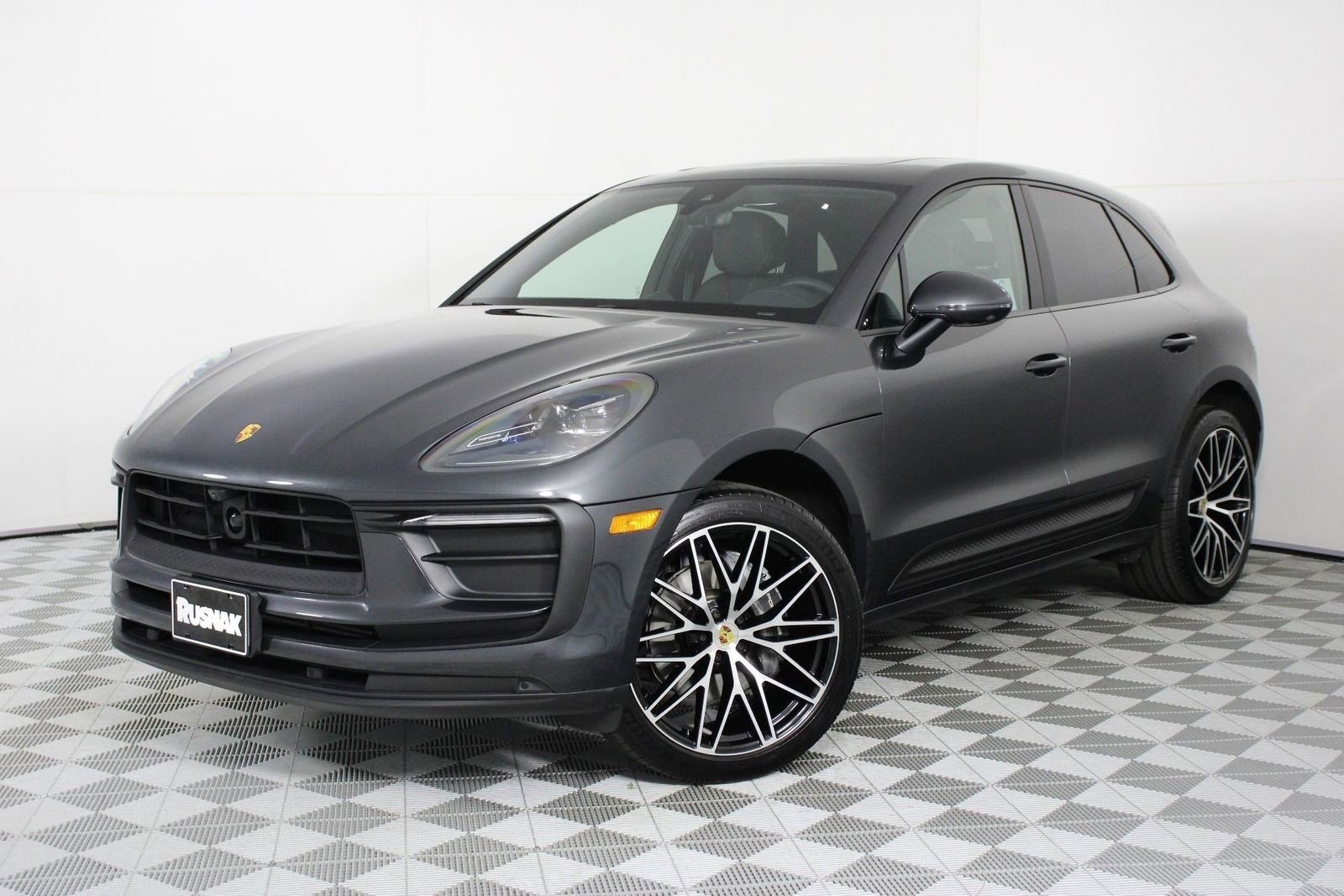 Certified 2025 Porsche Macan AWD/4WD image 1