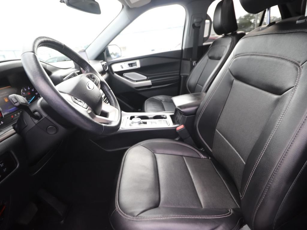 Used 2023 Ford Explorer Limited w/ Limited Technology Package RWD image 2