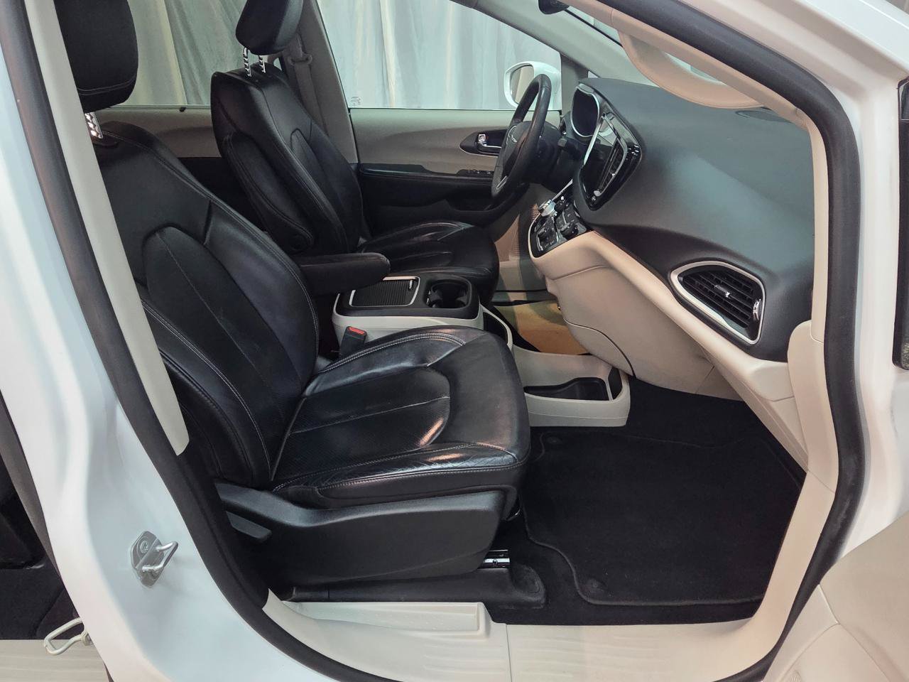 Used 2022 Chrysler Pacifica Touring-L FWD image 11