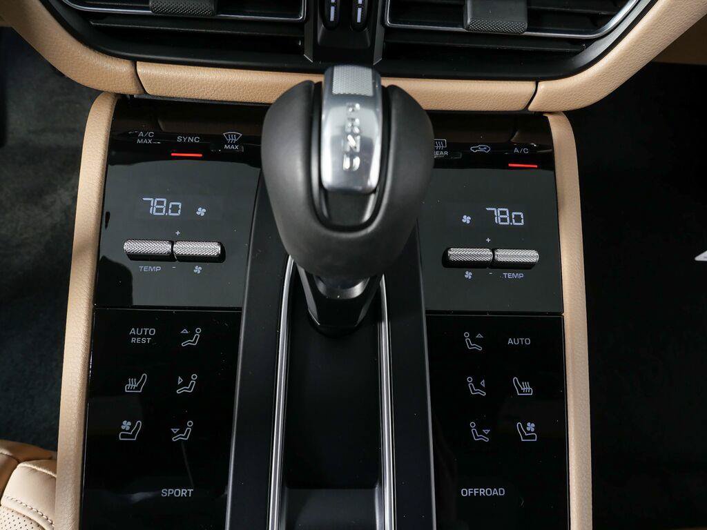Certified 2026 Porsche Macan Turbo AWD/4WD image 14