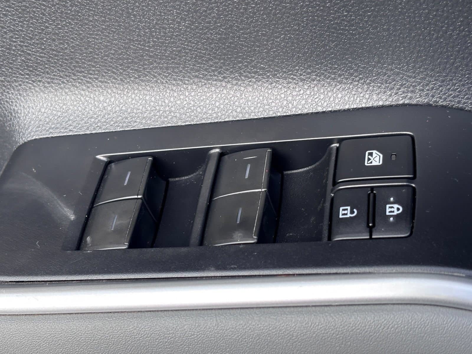 Used 2023 Toyota Highlander LE FWD image 21