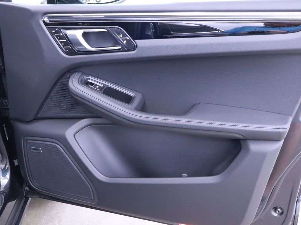 New 2025 Porsche Macan image 30