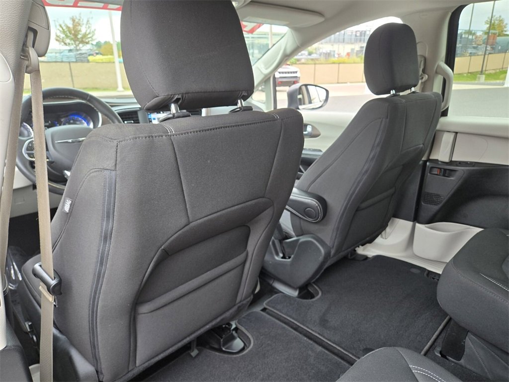 Used 2022 Chrysler Voyager LX image 12
