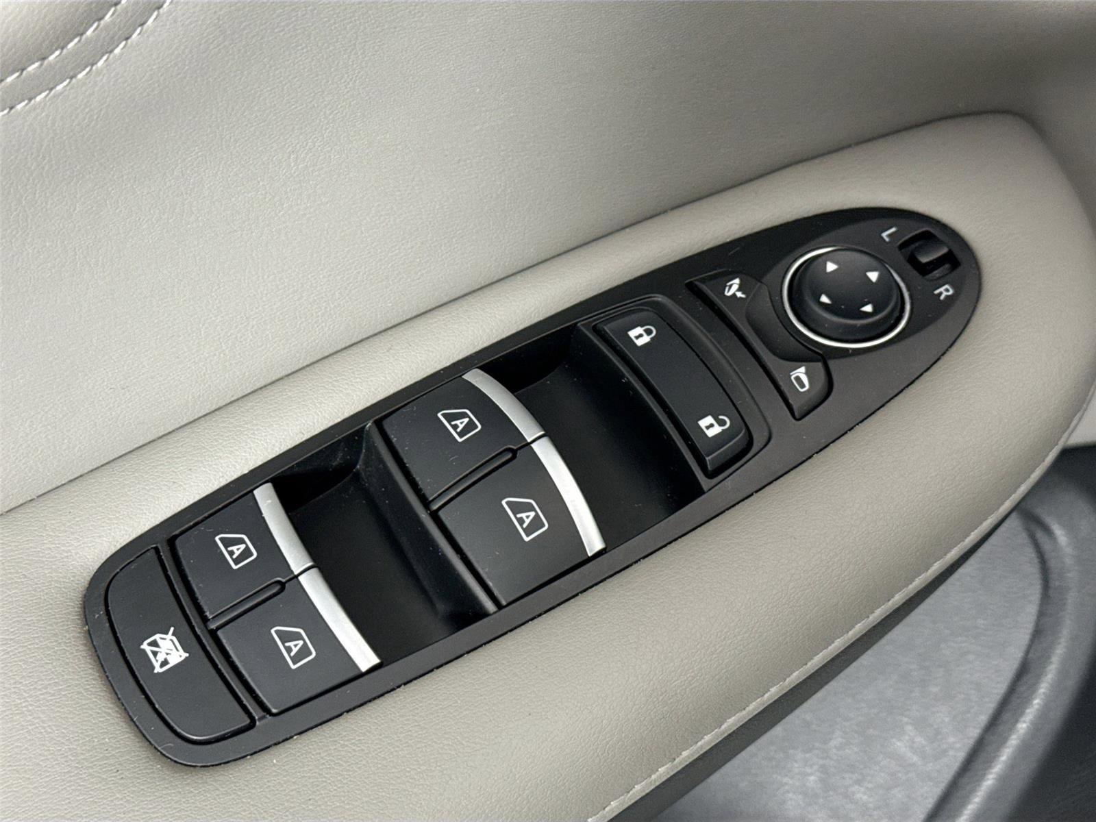 Used 2023 INFINITI QX50 Sensory image 30