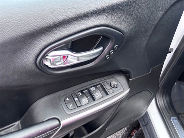 Used 2020 Jeep Cherokee Limited image 13