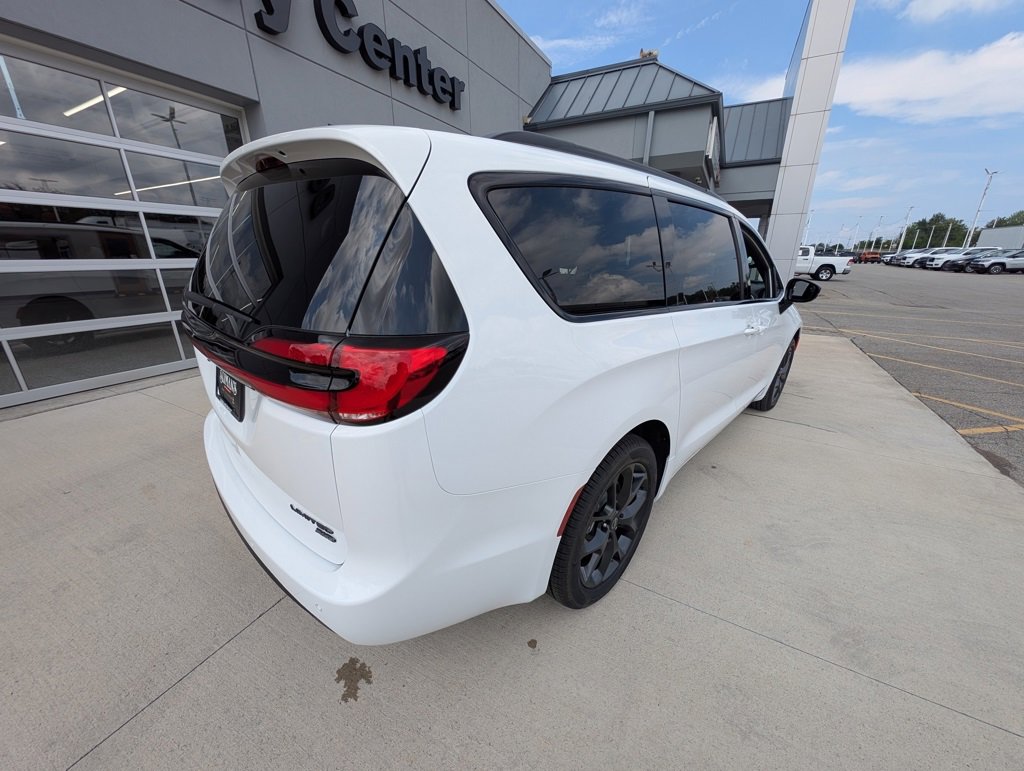 New 2026 Chrysler Pacifica Limited image 5