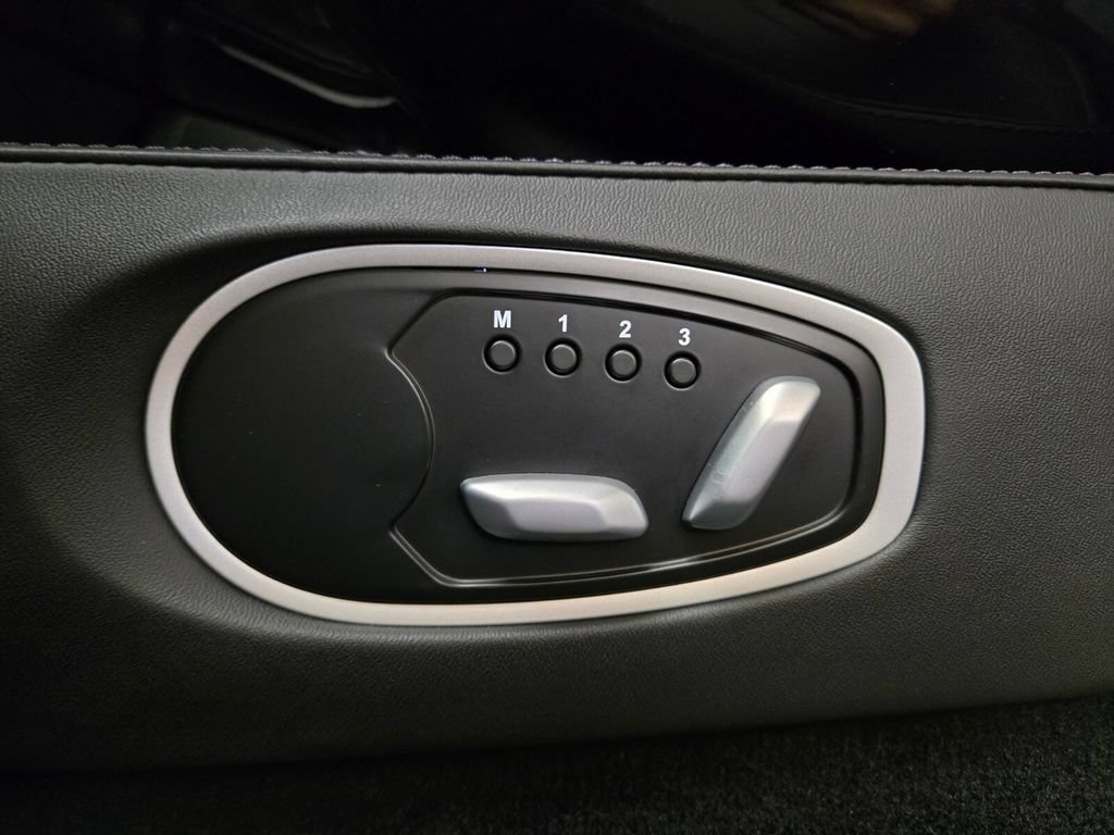 Used 2025 Aston Martin V8 Vantage Coupe RWD image 31