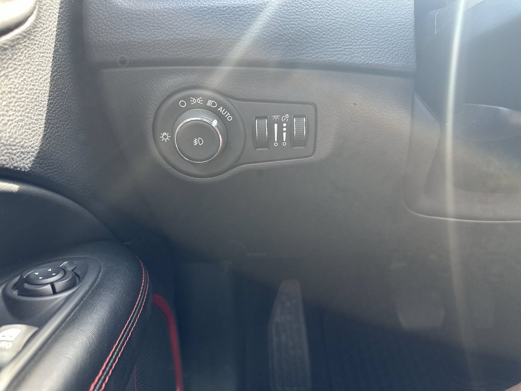 Used 2020 Jeep Compass Trailhawk w/ Cold Weather Group AWD/4WD image 18