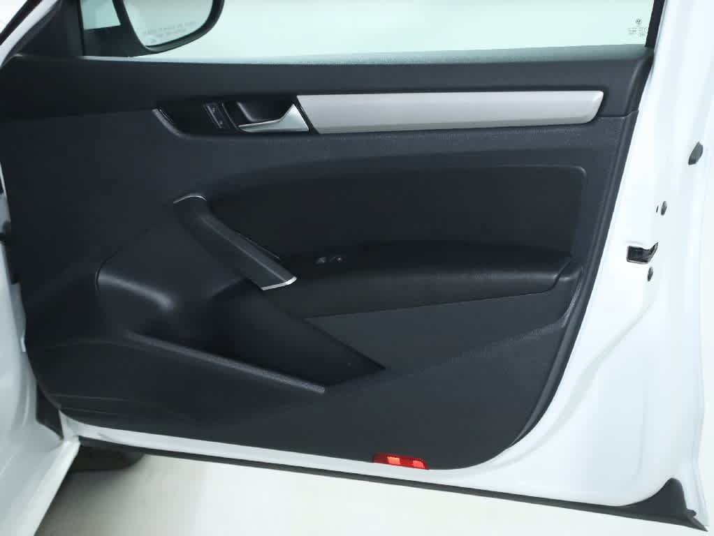 Certified 2022 Volkswagen Passat 2.0T SE FWD image 33