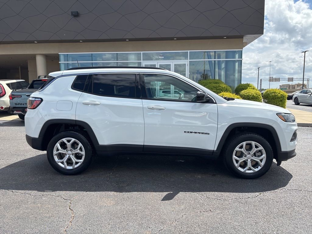 Used 2024 Jeep Compass Latitude image 4