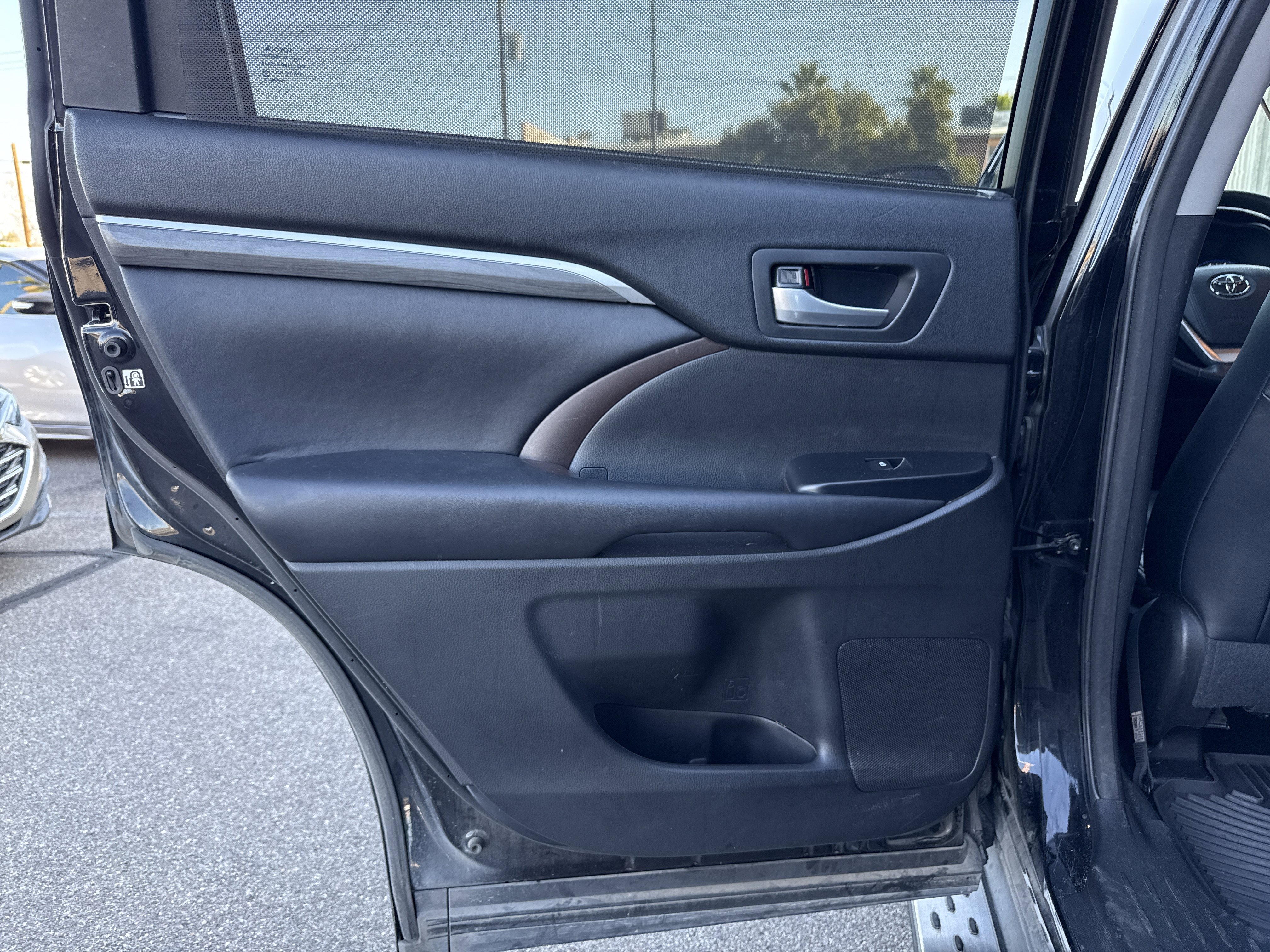 Used 2017 Toyota Highlander Limited image 25