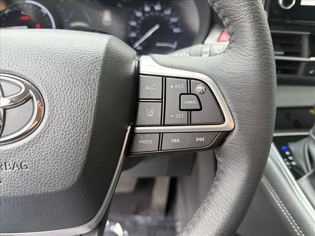 Used 2025 Toyota Sienna XLE AWD/4WD image 17