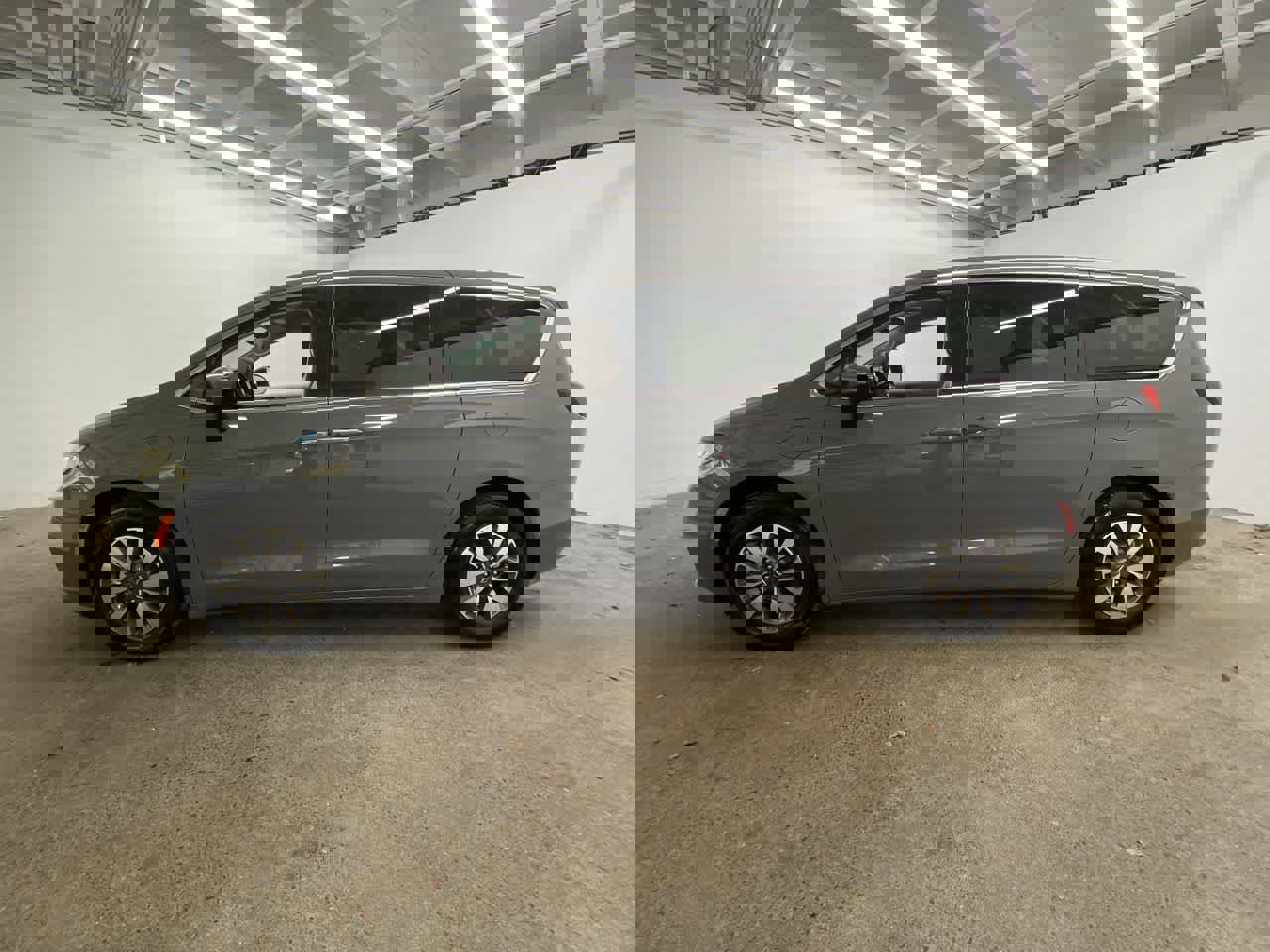 Used 2023 Chrysler Pacifica Touring-L image 3