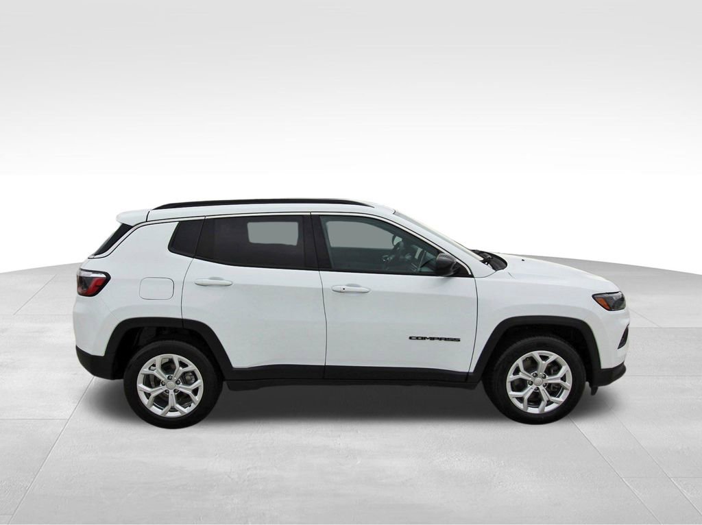 Used 2024 Jeep Compass Latitude image 5