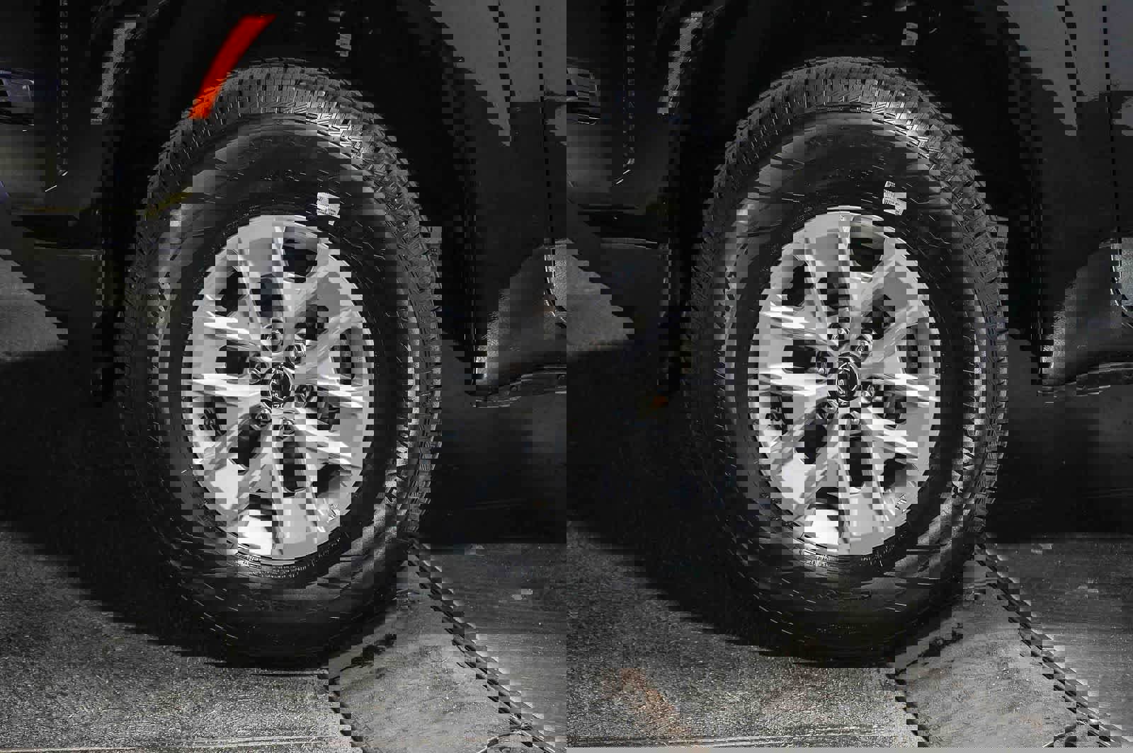 Used 2024 Nissan Frontier SV image 6