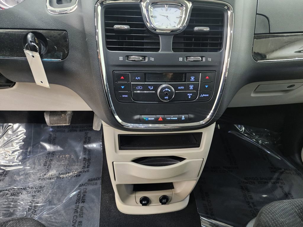Used 2014 Chrysler Town & Country Touring image 18