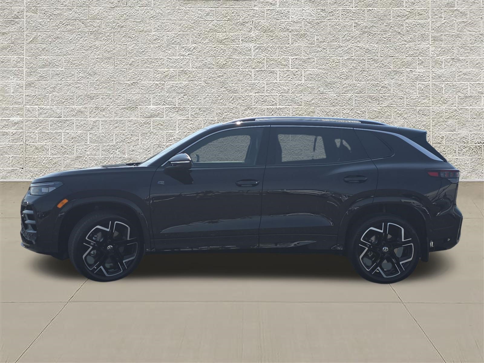 New 2026 Volkswagen Tiguan SEL R-Line AWD/4WD image 4