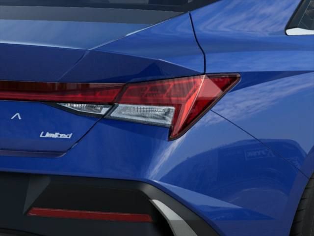 Used 2025 Hyundai Elantra Limited FWD image 12
